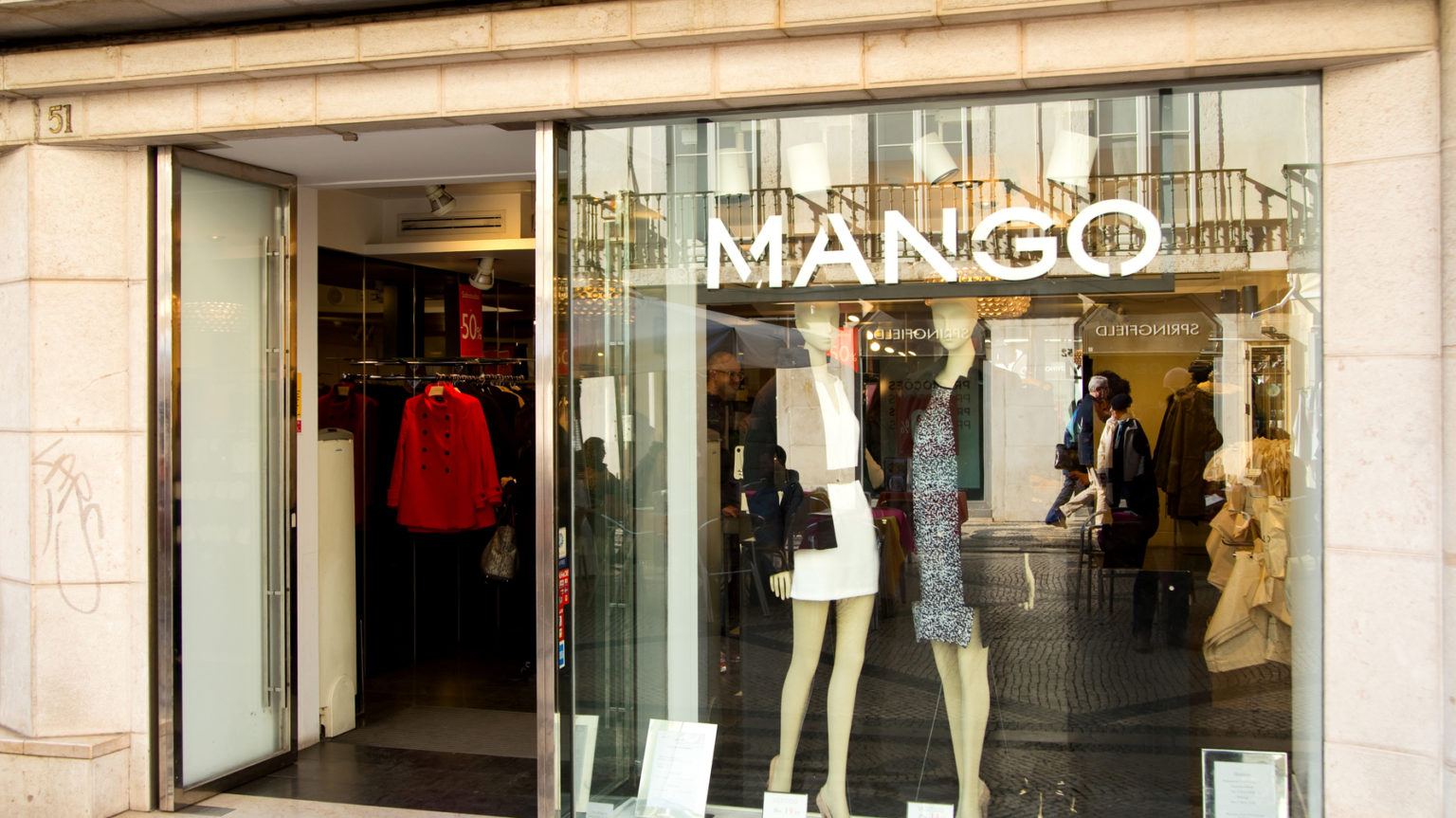 Ce trench en cuir super stylé de Mango est la pièce mode quil manquait