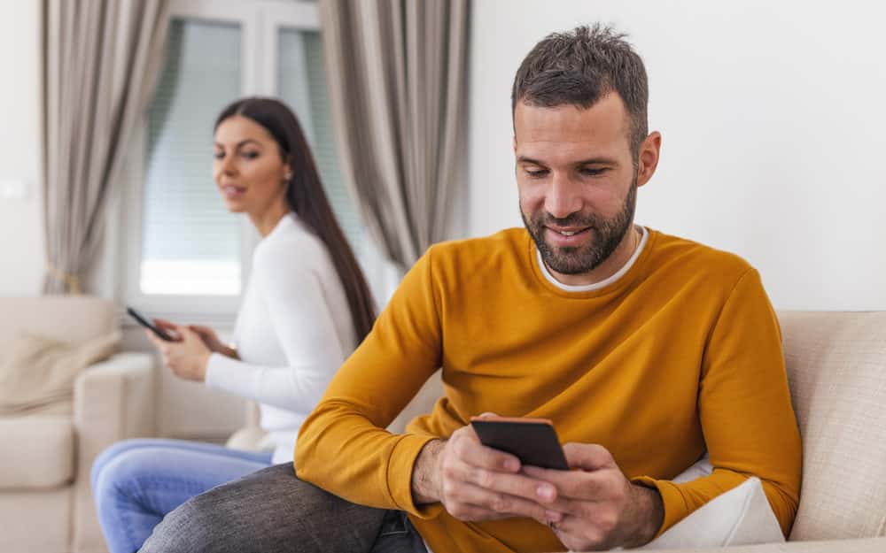Passer trop de temps sur votre smartphone détruit votre relation !