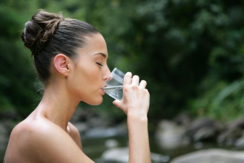 Boire suffisamment d'eau pour rester en forme cet été